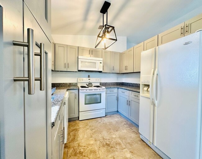 Building Photo - Charming fully furnished 2/2 home in Natur...