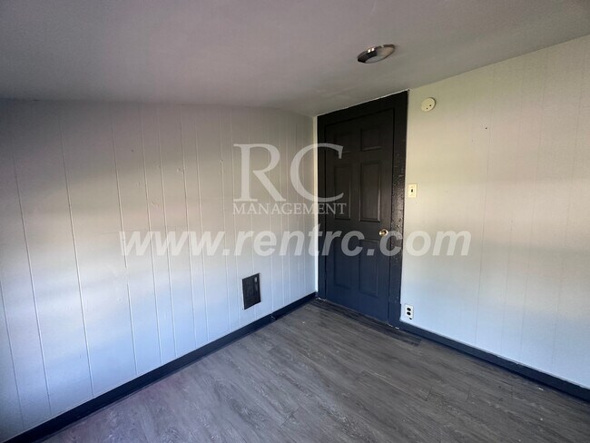 Building Photo - 33 Bismark-