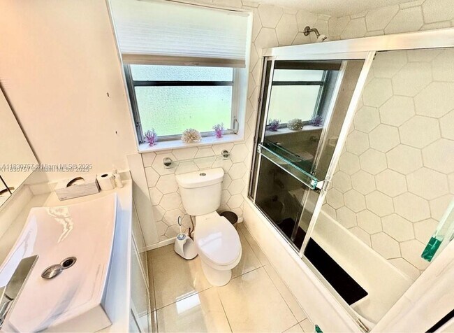 Building Photo - 3051 S Palm Aire Dr