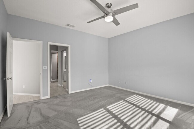 Building Photo - "Spacious 3-Bed, 2-Bath Condo Retreat in Vibrant Saint Petersburg – 1,445 Sq Ft of Comfort!"