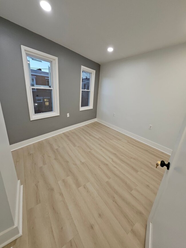 Building Photo - Beautifully Remodeled Townhouse