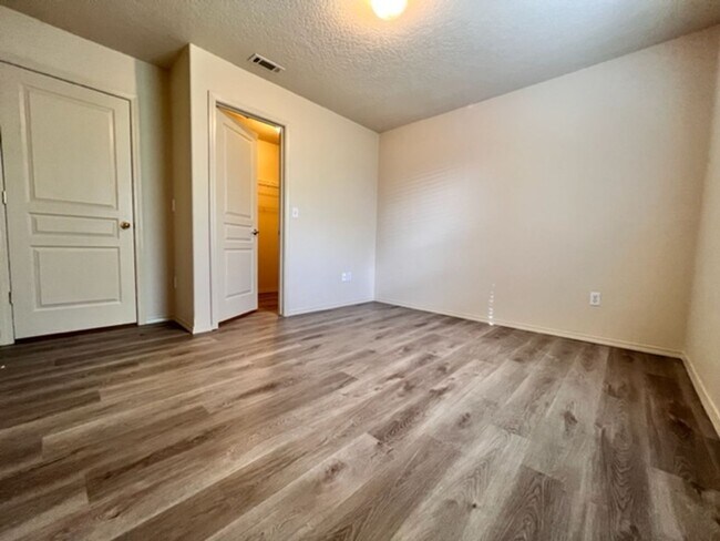 Building Photo - 4448 N Heritage Wds Wy