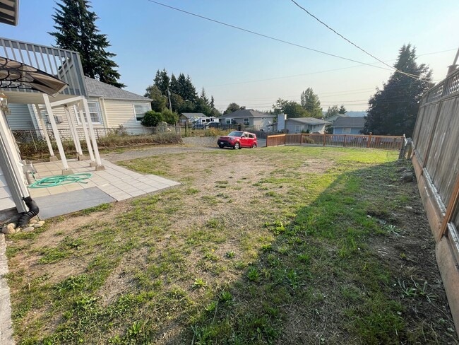 Building Photo - FULLY RENOVATED LESS THAN 2 YEARS - 2BED/1BATH WITH BONUS/OFFICE SPACE