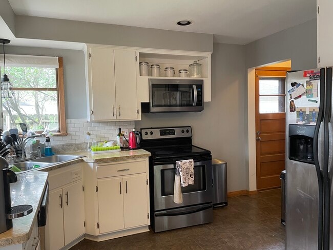 Building Photo - 2505 Zinran Ave S