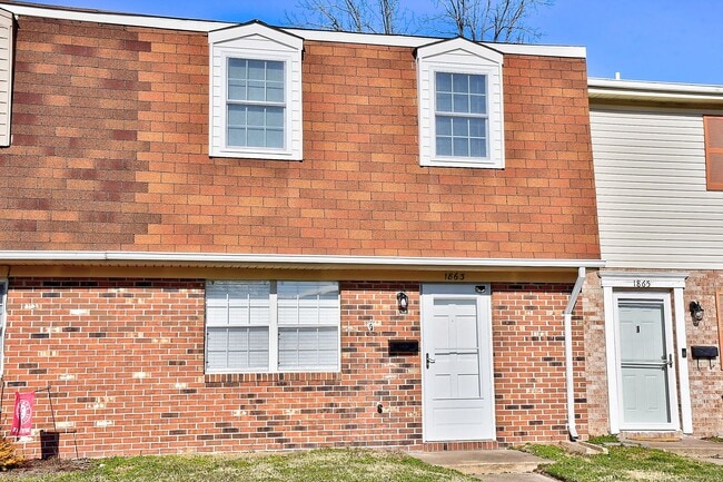 Primary Photo - TOWNHOME FOR RENT - HAMPTON!