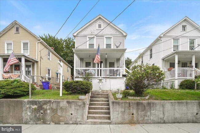 Primary Photo - 213 W B St
