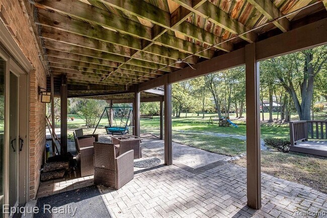 Building Photo - 135 W Hickory Grove Rd