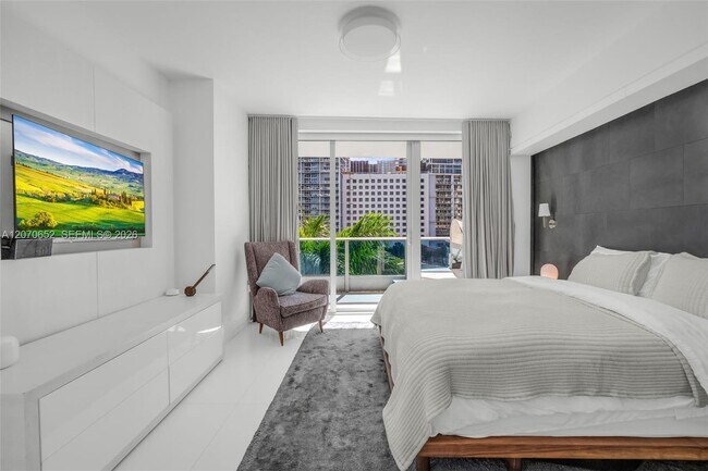 Building Photo - 200 Biscayne Blvd Way
