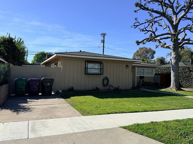Building Photo - 4 bedroom home in LB with Large backyard now ready to rent!