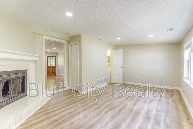 Building Photo - 1409 Dearing Rd