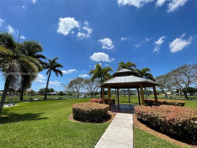 Building Photo - 134 SE 28th Ter