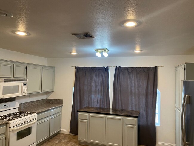 Building Photo - NW!! Single Story!! No Carpet!! No HOA!! B...