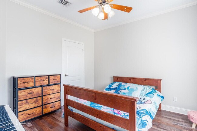 Building Photo - "Charming 4-Bedroom Gem with Spacious 2091...