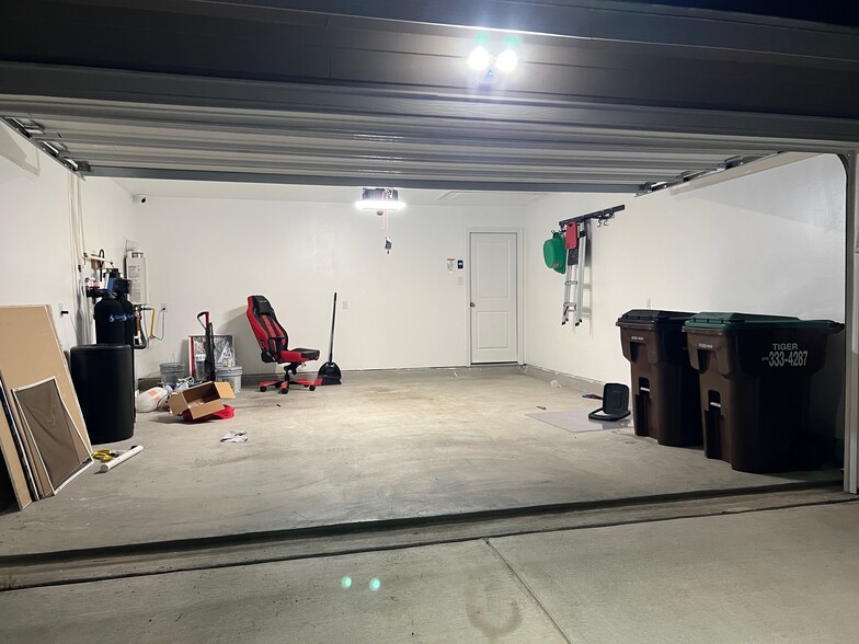 garage lights - 9726 Mill Dam