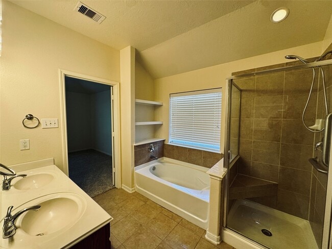 Building Photo - 2711 Lakecrest Way Dr