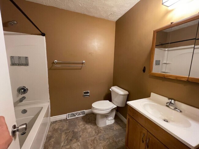 Building Photo - 15112 Lincoln Cir