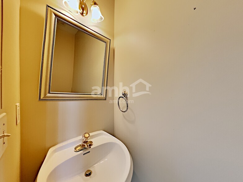 Building Photo - 1664 Crittenden Ln