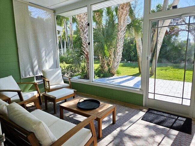 Building Photo - Seasonal Short-Term Venice Island Townhouse Steps from Venice Beach!