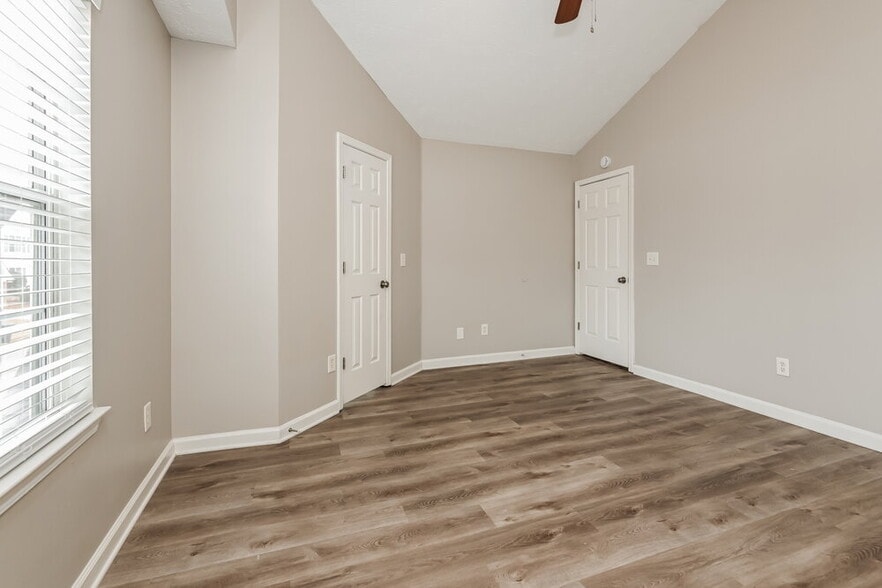 Building Photo - 425 Village Bluff Dr