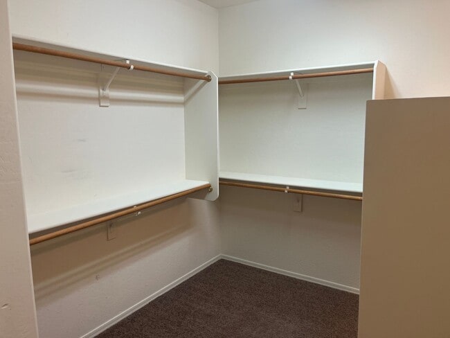 Building Photo - 16412 W Hope Dr