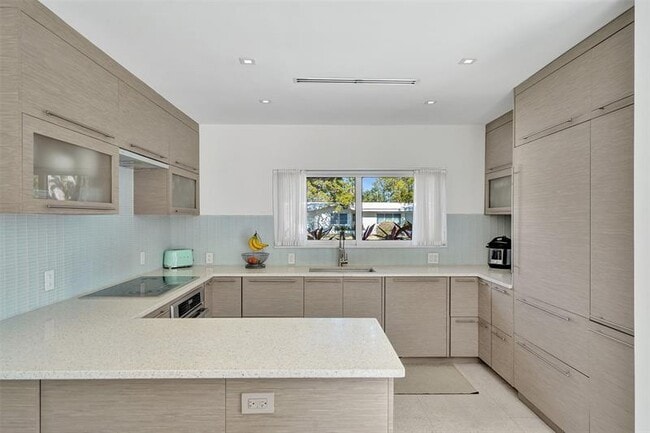 Building Photo - 2514 Yacht Club Blvd