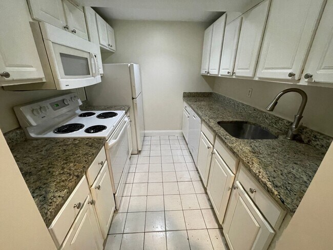 Primary Photo - 3-bed Brownstone on Comm Ave in Packard's ...