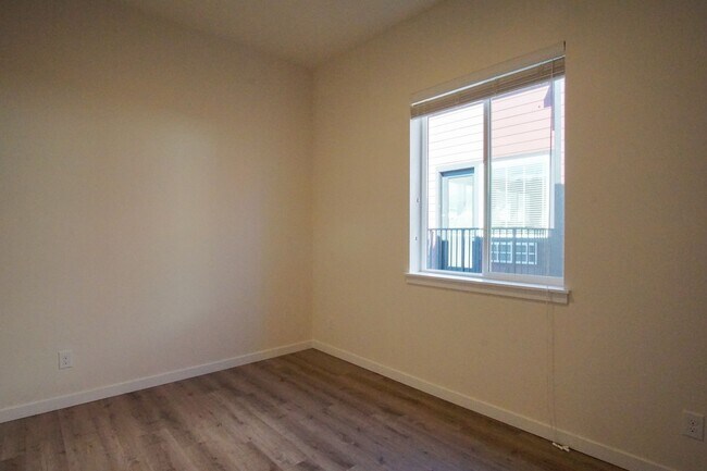 Building Photo - Top Floor John's Landing-Modern, Spacious ...