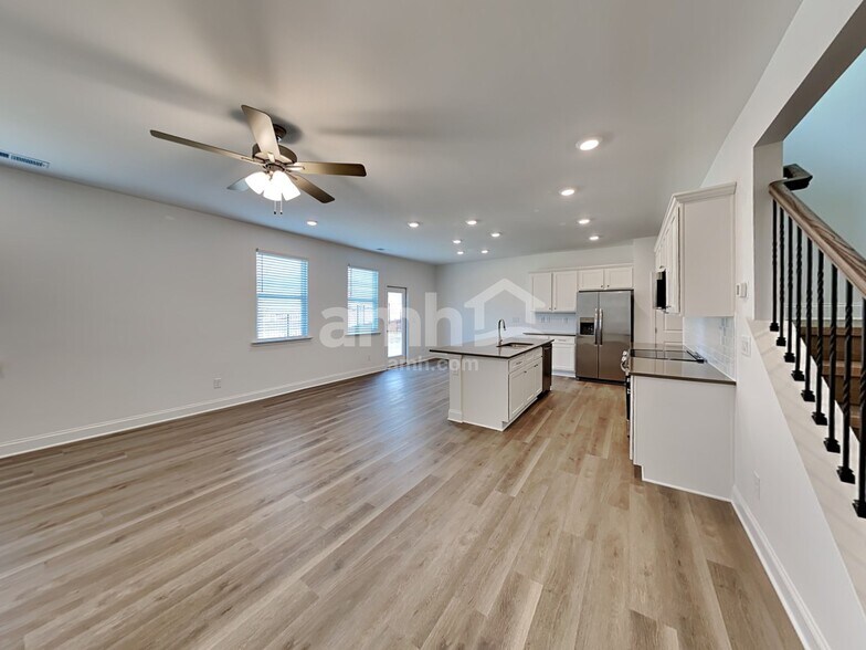 Building Photo - 1032 Highland Walk