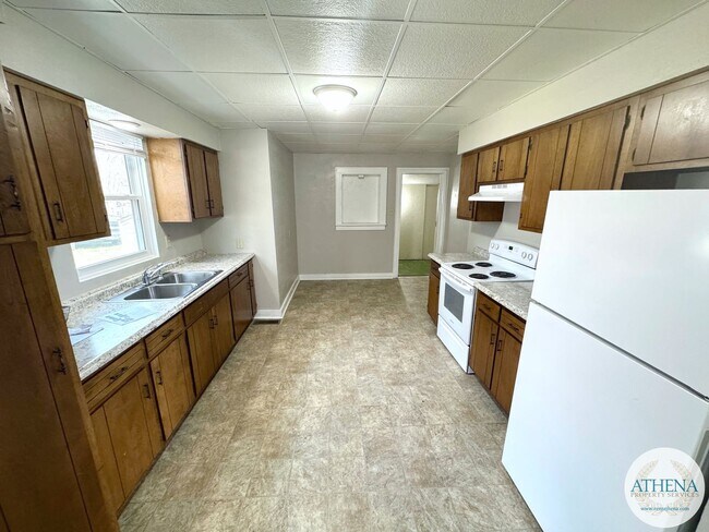 Building Photo - 2 Bed / 1 Bath House Off North Main Street