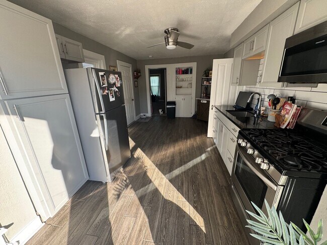 Building Photo - 123 E 7th St