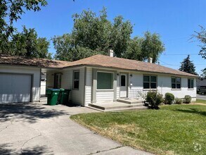 Building Photo - 2 Bedroom / 1 Bathroom Duplex in Old South...