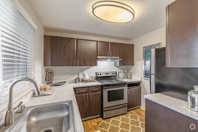 2BR, 1BA - 875SF - Kitchen - Encore
