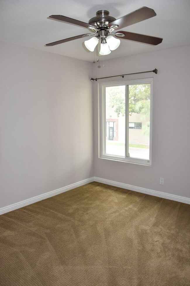 Building Photo - 3 Bedroom 2.5 Bath Hampton Court Condo Nea...
