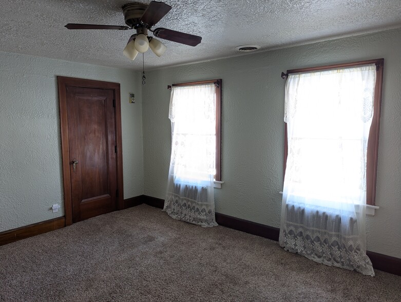 Building Photo - 663 W 7th St