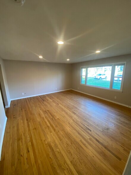 Primary Photo - 6708 S 48th St