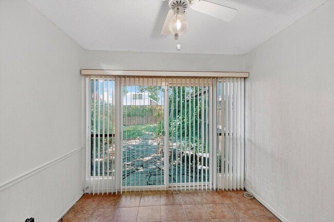 Building Photo - Spacious Townhome with Lake Views on a Pri...