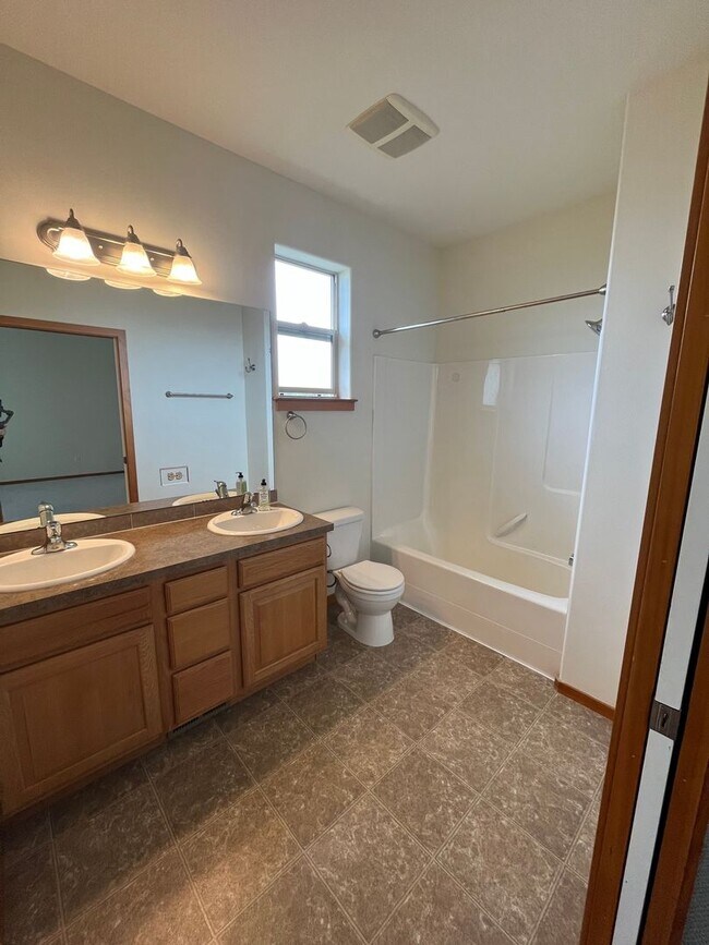 Building Photo - 3 Bed 2 Bath Single Story House with Garage