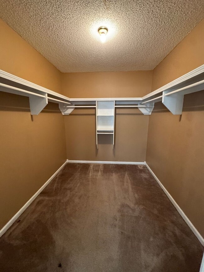 Building Photo - 3 Bed / 2 Bath off of South Caraway Available Now