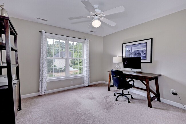 Building Photo - Spacious 5BR/4BA Home in Yorktown – Convenient Location and Comfortable Living