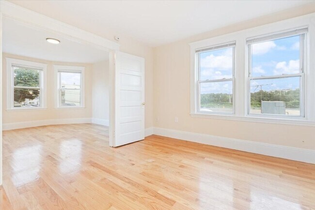 Building Photo - 52 Roslyn St