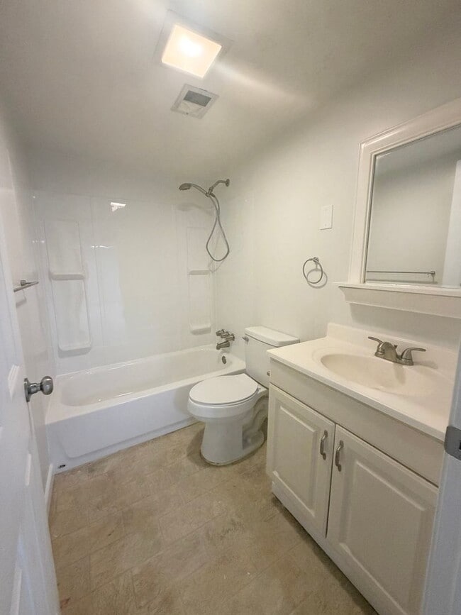 Building Photo - Crestwood Charm 3bd 2bth SFH