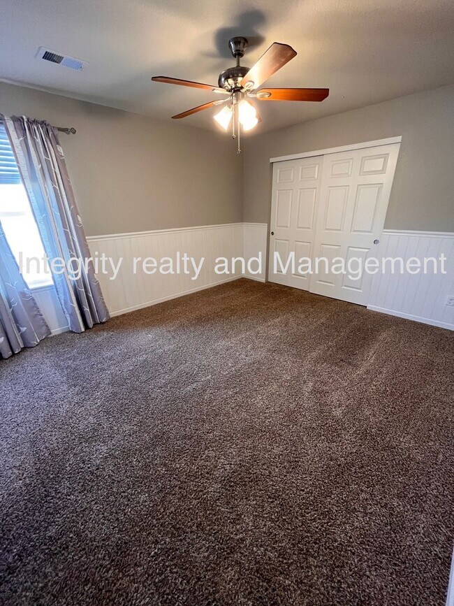 Building Photo - 4 Bed/3 Bath, 3,550 Sqft -1057 Clear Sky W...