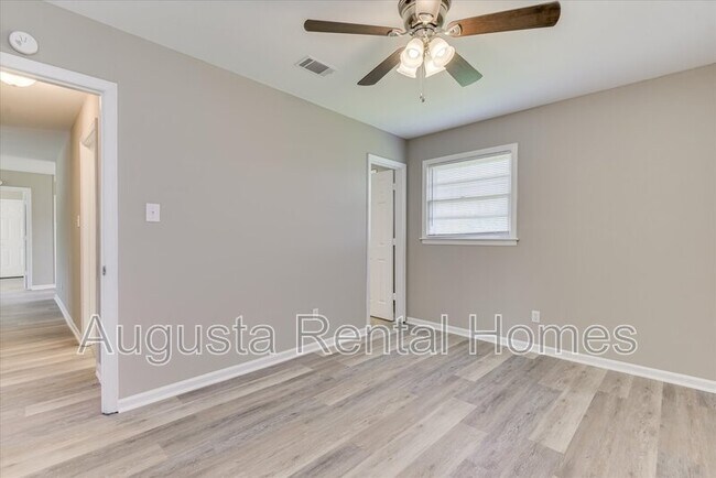 Building Photo - 623 Aiken St