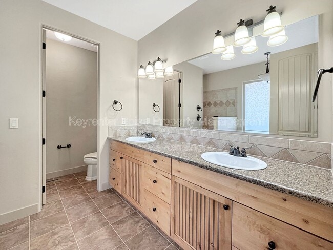 Building Photo - 3349 N Justin Ave