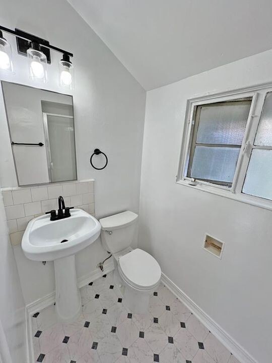 Building Photo - 1221 N Sweetzer Ave