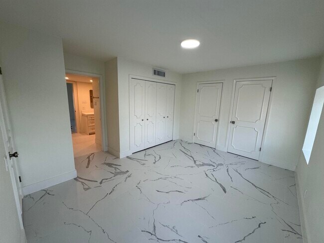 Building Photo - 13 Royale Cir