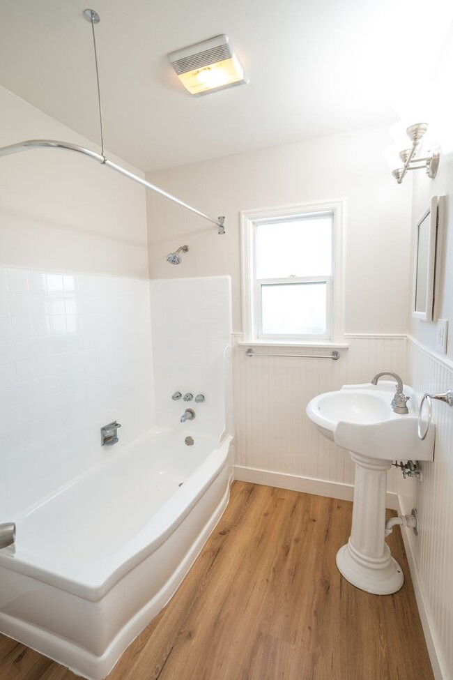 Building Photo - Spacious 1 Bedroom in Torrance with Washer...