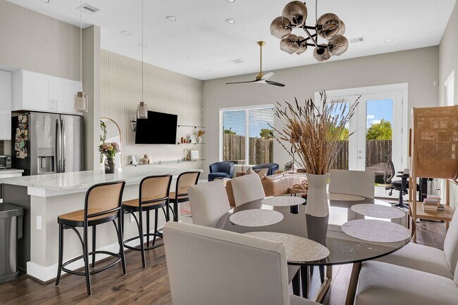 Building Photo - 806 Thornton Rd