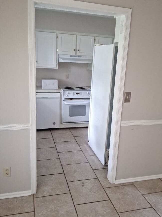 Building Photo - Charming Three Bedroom home available in Phenix City Al!