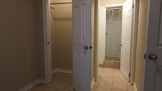 Building Photo - 2 Bedroom 1 Bath Duplex